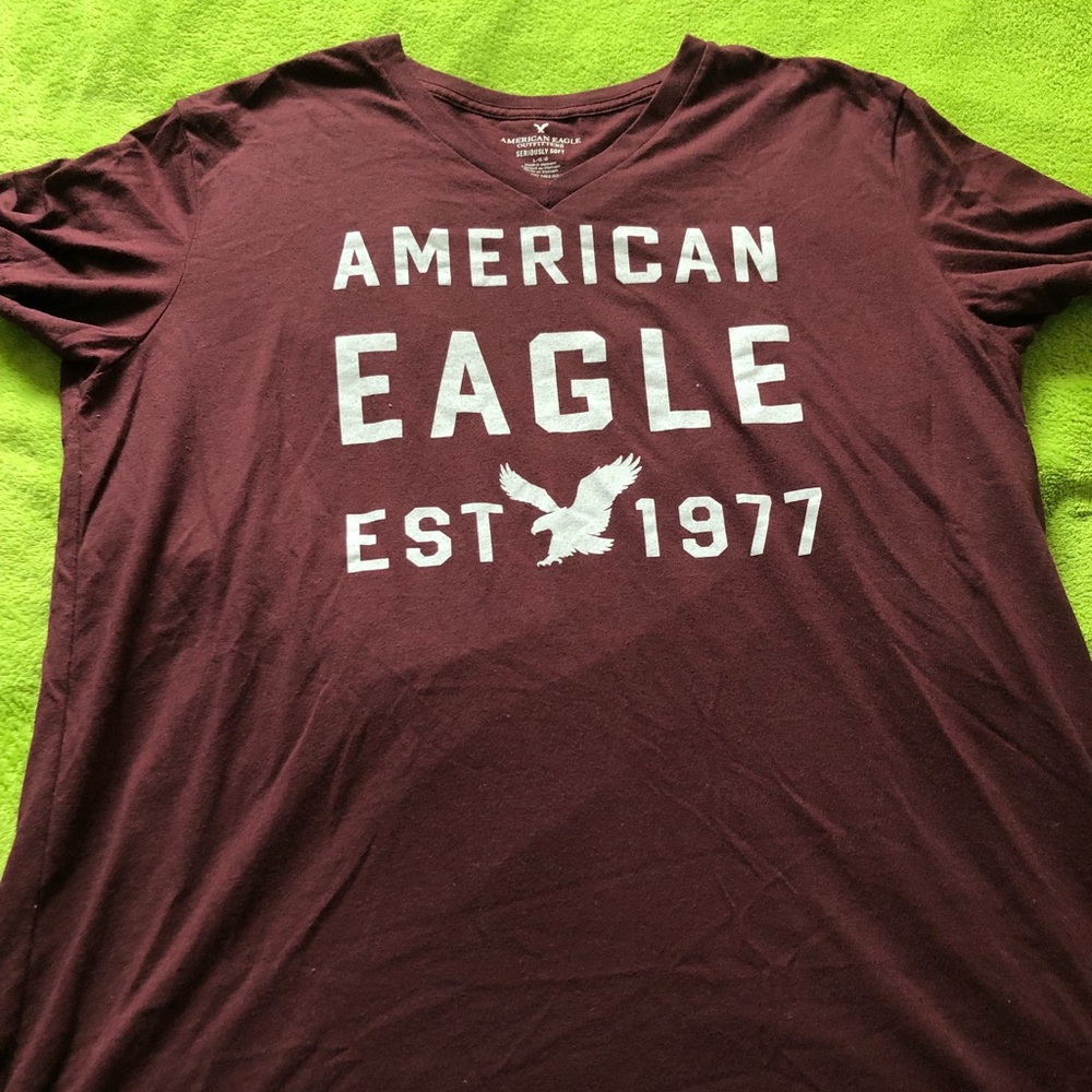 AEO Maroon V neck t-shirt